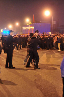 10月16日，北京，因小区内已断水3天，朝阳区南十里居41号院泰华滨河苑小区的近百名业主，前往小区门口堵路。据了解，断水系因物业拖欠供电公司270万元电费，被供电公司断电，进而影响高层供水。   CFP