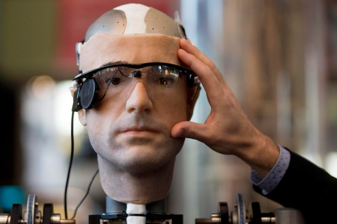 当地时间10月17日，美国华盛顿，史密森国家航空航天博物馆重新开放，社会心理学家贝托尔特·迈耶向游客介绍“不可思议的生化电子人”。这种生化电子人是利用人造器官、肢体和其它身体组织组装而成的，会呼吸、说话和走路。  CFP