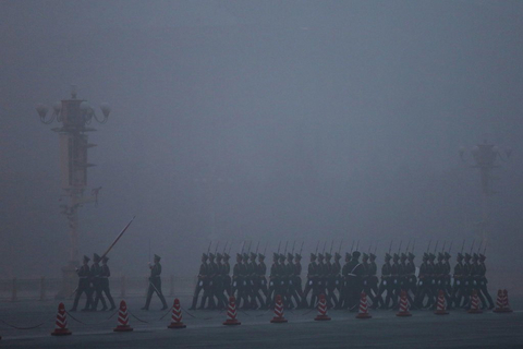 2013年1月29日，北京再度深陷雾霾包围，这已经是2013年1月以来雾霾第四次侵扰京城。Feng Li/Getty Images/CFP