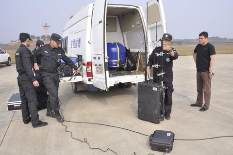 10月31日，南昌，公安部门现场排查受爆炸物威胁的航班。 CFP