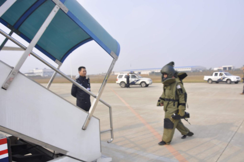 10月31日，南昌，公安部门现场排查受爆炸物威胁的航班。 CFP