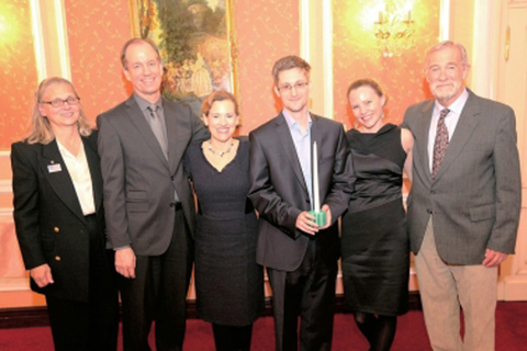 俄罗斯生活新闻网站（Life News）10月31日刊登一张美国政府秘密监控项目泄密者斯诺登在俄罗斯的生活照。据了解，这张照片是今年9月用手机拍摄的，斯诺登当时是在莫斯科中部的游船河边，和之前网上流传较多的照片相比较，斯诺登当时没有戴框架眼镜。该网站宣称是以3100美元买下的这张照片。