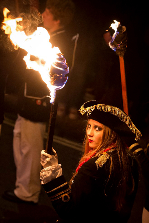 英国民众欢庆"篝火节"