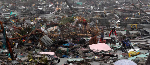 当地时间2013年11月10日，菲律宾塔克洛班，台风过后灾情。