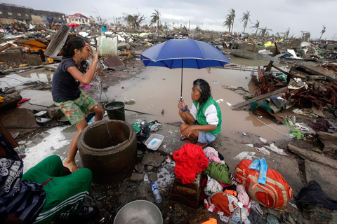 当地时间2013年11月10日，菲律宾塔克洛班，台风过后灾情。