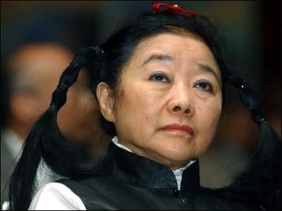 第二种因婚姻致富型。面相特征：男相首先看眼角偏上一点的“奸门”位(在相学而言，眼尾位置称为奸门位)，此处要求饱满有光泽。女相看鼻，要鼻翼丰满有光泽，男女得这类面相，就算配偶并不是富家子弟，婚后亦必能因夫妻同心，相互扶持而致富。亚洲第一富婆龚如心夫妇就是这类面相，携手共创商界神话，可惜婚姻终不能完美。