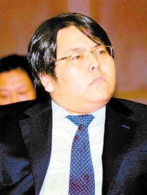 第三种因横财致富型。横财在相学中又称“偏财”，从股票、基金方向致富也属于这类型的。面相特征：两额饱满而圆，面有光彩，无纹冲无痣斑。据相学界研究这种相格多数会带有“横破”的特点，意外发财多难于保留，可以用“过路钱财”来形容，所以建议拥有这面相的朋友在炒股买基金致富后，不妨拿出财富一小部份去行善积德。李兆会便属于此类。