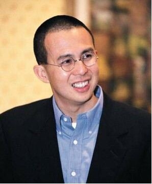 第四种因继承致富型。就是因为继承遗产或祖辈原因致富。要成为这种富豪的首要面相特点是“耳轮不反”，简单说就是耳廓内外侧圆满不会有外反的形状。香港小超人李泽楷先生的耳相就很有研究价值，低而圆满且带点兜风。