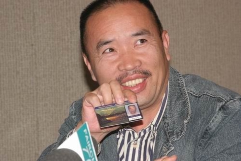 第五种坑蒙拐骗型。指因犯罪致富，如赌博出千、贪污、打劫类，因“恶人恶相”这种人最常见的面相是鹰勾鼻、面生疙瘩两个特点，有为钱财不择手段及喜怒不形于色类特点。而这类人多数嘴相很薄，嘴影响中晚年衣禄，相必天网恢恢，致富后多不能善终。典型人物赖昌星。