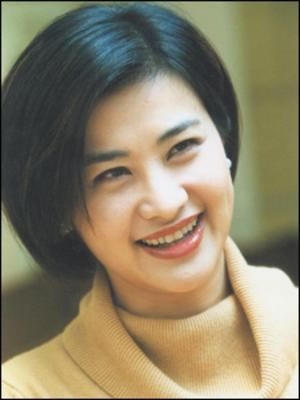 第六种借助外力型。即因为有很高的交际手腕，善于借助外力帮助而获得成功，这种富豪最明显的特点是眼尾线或嘴角上扬，外貌亲切和蔼，让人一见如故。名嘴吴小莉就是很明显的“嘴角上扬”，人缘好当然“钱”途无阻了。