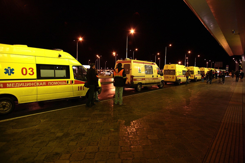 11月17日，俄罗斯一架波音737型客机在降落喀山时坠毁，机上44名乘客和6名机组人员全部遇难。据了解，这架飞机是从莫斯科多莫杰多沃机场起飞的，飞机在喀山机场上空多次尝试降落，但都未成功。最后一次试降时与地面碰撞后油箱发生爆炸。俄罗斯调查委员会发言人弗拉基米尔·马尔金表示，操作失误、技术故障和天气状况不佳可能是导致本次坠机事故的原因。