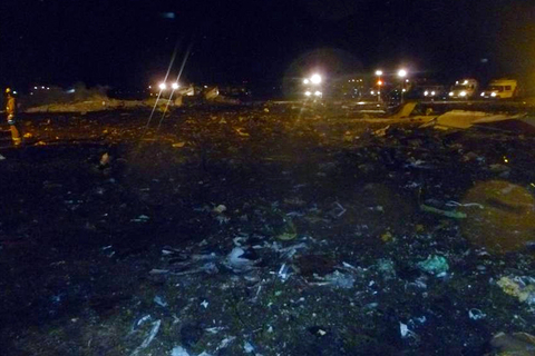 11月17日，俄罗斯一架波音737型客机在降落喀山时坠毁，机上44名乘客和6名机组人员全部遇难。据了解，这架飞机是从莫斯科多莫杰多沃机场起飞的，飞机在喀山机场上空多次尝试降落，但都未成功。最后一次试降时与地面碰撞后油箱发生爆炸。俄罗斯调查委员会发言人弗拉基米尔·马尔金表示，操作失误、技术故障和天气状况不佳可能是导致本次坠机事故的原因。