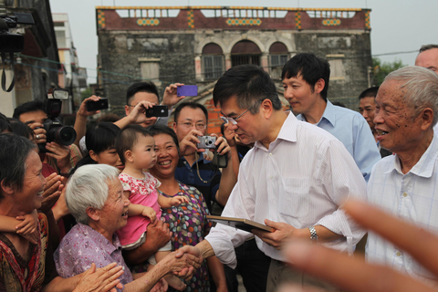 2011年11月4日，祖籍广东台山市水步镇吉龙村的美国驻华大使骆家辉回乡祭祖。东方IC