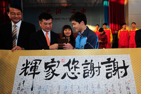 2011年11月9日，美国驻华大使骆家辉在沈阳二中参加篮球联谊活动。周红/东方IC