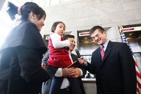 2011年12月14日下午，北京，美国驻华大使骆家辉“客串”了一回签证官，向前来美国驻华使馆办理签证的中国公民提问，并亲手为他们颁发签证。CFP