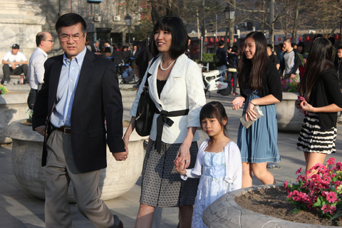 2012年4月8日，北京，美国驻华大使骆家辉及家人出现在王府井教堂广场。小龙/CFP