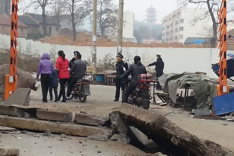 11月23日上午，青岛黄岛区中石化输油管道爆燃事故现场。