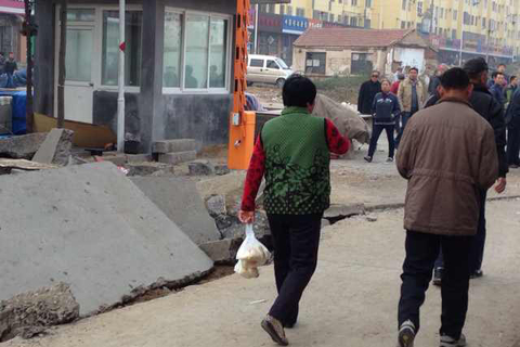 11月23日上午，青岛黄岛区中石化输油管道爆燃事故现场。