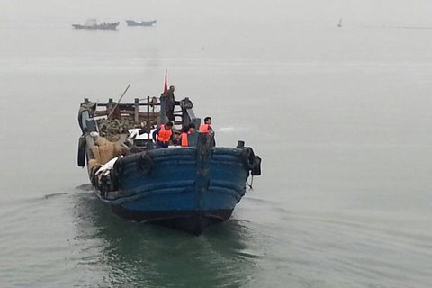 11月23日，青岛，近海海面被爆炸泄漏的原油污染。