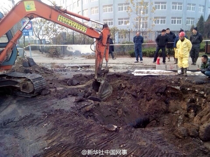 11月22日，青岛爆燃事故发生前漏油点现场情景，图片是22日7时32分手机拍摄的，约3小时后，爆炸事故发生，照片中的施工人员多数伤亡。现场共有中石化施工人员21人。其中，除1人站位较远外，9人遇难，8人失踪，3人受伤。