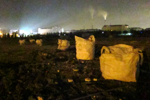 在黄岛因原油管道泄露而发生的爆燃事件中，丽东化工厂区南门是第一个爆炸点。当时，原油管漏油渗透到下面的暗渠（下水道）中，11月22日10点20左右，在丽东化工南门东北方向约20米远处暗渠爆炸，暗渠在丽东厂区内流动400多米，夺命数条，而后北上入海，造成严重污染。在这里，爆炸是如何发生的，化工厂本身是否存在安全隐患，备受关注。   王晓冰/财新记者