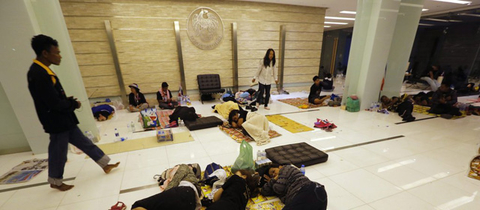 当地时间2013年11月26日，泰国曼谷，反政府示威者在财政部睡觉，要求总理英拉下台。