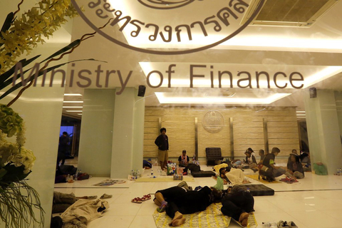 当地时间2013年11月26日，泰国曼谷，反政府示威者在财政部睡觉，要求总理英拉下台。