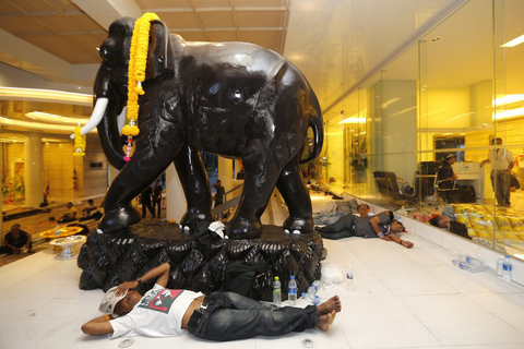 当地时间2013年11月26日，泰国曼谷，反政府示威者在财政部睡觉，要求总理英拉下台。