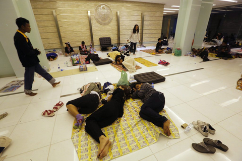 当地时间2013年11月26日，泰国曼谷，反政府示威者在财政部睡觉，要求总理英拉下台。