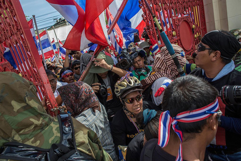 2013年11月29日，泰国曼谷，反政府示威者闯入军方总部。
