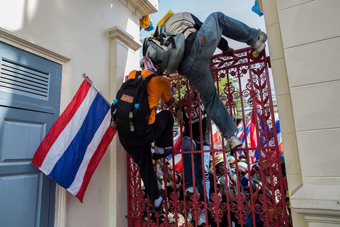 2013年11月29日，泰国曼谷，反政府示威者闯入军方总部。