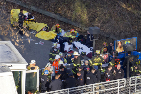 当地时间2013年12月1日，美国一客运列车在纽约布朗克斯区脱轨。