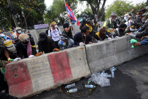 当地时间12月1日，泰国反政府示威者包围并企图闯入总理府，警方在多次警告未果的情况下向示威者发射催泪弹，并将驱散行动升级为使用高压水枪，截至目前，双方仍在僵持中。     东方IC