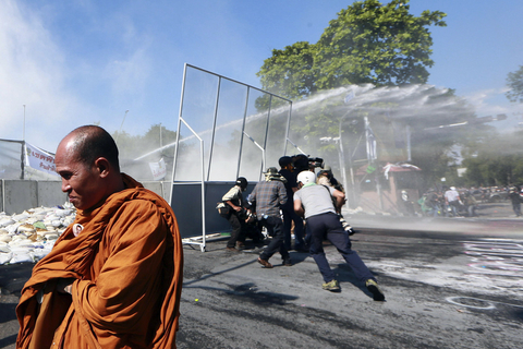 当地时间12月1日，泰国反政府示威者包围并企图闯入总理府，警方在多次警告未果的情况下向示威者发射催泪弹，并将驱散行动升级为使用高压水枪，截至目前，双方仍在僵持中。     东方IC