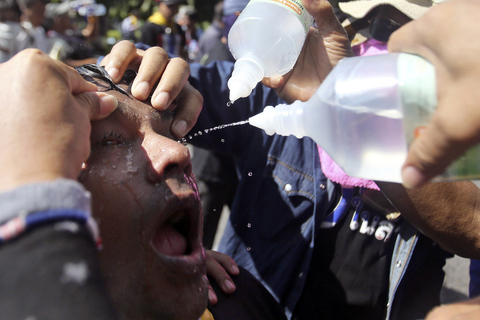 当地时间12月1日，泰国反政府示威者包围并企图闯入总理府，警方在多次警告未果的情况下向示威者发射催泪弹，并将驱散行动升级为使用高压水枪，截至目前，双方仍在僵持中。     东方IC