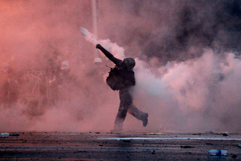 当地时间12月1日，泰国反政府示威者包围并企图闯入总理府，警方在多次警告未果的情况下向示威者发射催泪弹，并将驱散行动升级为使用高压水枪，截至目前，双方仍在僵持中。     东方IC
