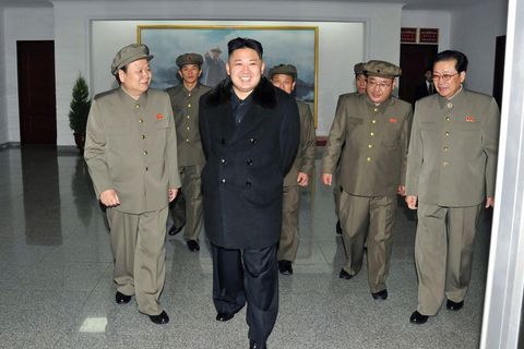 当地时间12月3日，据韩国国情院透露，朝鲜最高领导人金正恩的姑父、朝鲜国防委员会副委员长张成泽疑似落马。11月中旬张成泽的两名亲信被公开处决，之后张成泽没有公开露面，可能被解职。