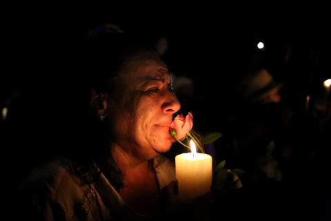 当地时间2013年12月5日，南非约翰内斯堡，南非民众在曼德拉住所外哀悼。