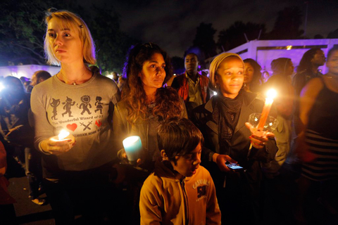 当地时间2013年12月5日，南非约翰内斯堡，南非民众在曼德拉住所外哀悼。