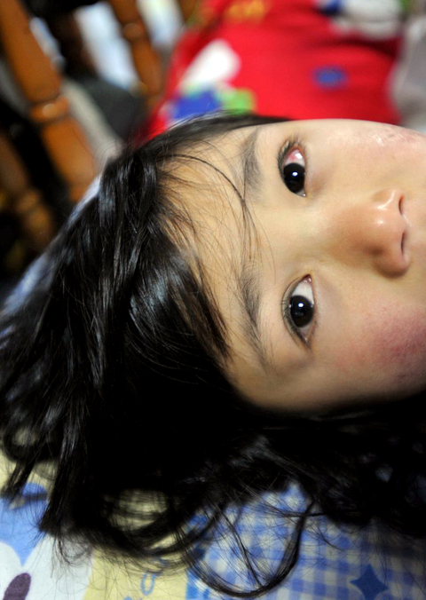 2011年2月12日,贵州贵阳市儿童村,被解救的行乞儿童在温暖的房间里