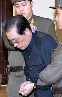 朝鲜《劳动新闻》公布朝鲜军事法庭12日判处张成泽死刑的照片。