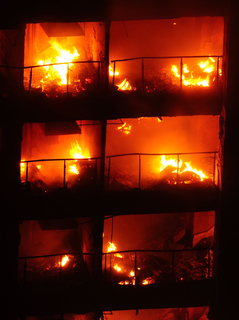 12月15日，广州越秀区起义路217号建业大厦发生火灾。该大厦已经烂尾十几年，以前有物业公司进行管理，部分楼层被业主作为仓库出租，仓库内主要堆放的是鞋子。建设大厦周边几百米内的居民已经全部撤离，光塔街道开设了回民小学、起义路小学等安置点安置居民，并有分发矿泉水和点心。目前，仅回民小学就已安置了数百人。截至12月16日凌晨3时，大火尚未被有效控制。    