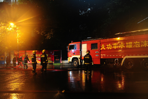 12月15日，广州越秀区起义路217号建业大厦发生火灾。该大厦已经烂尾十几年，以前有物业公司进行管理，部分楼层被业主作为仓库出租，仓库内主要堆放的是鞋子。建设大厦周边几百米内的居民已经全部撤离，光塔街道开设了回民小学、起义路小学等安置点安置居民，并有分发矿泉水和点心。目前，仅回民小学就已安置了数百人。截至12月16日凌晨3时，大火尚未被有效控制。    