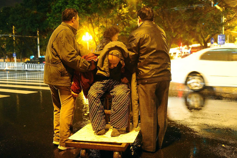 12月15日，广州越秀区起义路217号建业大厦发生火灾。该大厦已经烂尾十几年，以前有物业公司进行管理，部分楼层被业主作为仓库出租，仓库内主要堆放的是鞋子。建设大厦周边几百米内的居民已经全部撤离，光塔街道开设了回民小学、起义路小学等安置点安置居民，并有分发矿泉水和点心。目前，仅回民小学就已安置了数百人。截至12月16日凌晨3时，大火尚未被有效控制。    