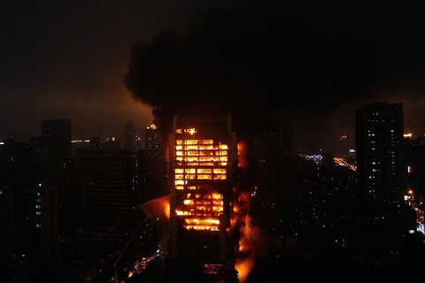 12月15日，广州越秀区起义路217号建业大厦发生火灾。该大厦已经烂尾十几年，以前有物业公司进行管理，部分楼层被业主作为仓库出租，仓库内主要堆放的是鞋子。建设大厦周边几百米内的居民已经全部撤离，光塔街道开设了回民小学、起义路小学等安置点安置居民，并有分发矿泉水和点心。目前，仅回民小学就已安置了数百人。截至12月16日凌晨3时，大火尚未被有效控制。    