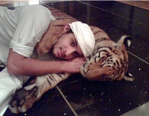 哈曼丹在家乡迪拜接受基础教育，后远赴英国求学，毕业于素有“英国西点”之称的桑德赫斯特陆军军官学校，英国大名鼎鼎的威廉和哈里王子是其校友。