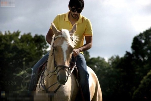 哈曼丹在家乡迪拜接受基础教育，后远赴英国求学，毕业于素有“英国西点”之称的桑德赫斯特陆军军官学校，英国大名鼎鼎的威廉和哈里王子是其校友。