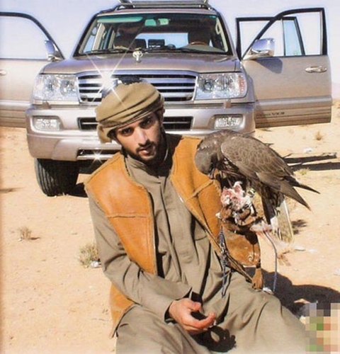 除了马术，他对于滑翔、冲浪、排球等体育项目个个都是驾轻就熟。他还是个“疯狂”的车迷。