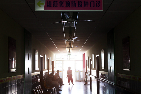 近日，有湖南、广东、四川等地的婴儿，在接种了深圳康泰生物制品股份有限公司出产的乙肝疫苗后，连续发生疑似异常反应。已至少发生6例疑似“疫苗致死”病例。国家食药监总局、省局已经下发通知，要求暂停使用康泰生物全部批次重组乙型肝炎疫苗产品。据统计，中国每年疫苗预防接种达10亿剂次。按照中国疾控中心主任王宇公布的疫苗不良反应概率是百万分之一到二，意味着每年要有超过1000个孩子患上各种疫苗后遗症，留下终身残疾。从公共卫生的角度来看，也许这个数字微不足道，但对于每个不幸的家庭而言，却是百分之百的苦难。