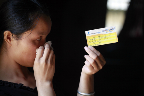 近日，有湖南、广东、四川等地的婴儿，在接种了深圳康泰生物制品股份有限公司出产的乙肝疫苗后，连续发生疑似异常反应。已至少发生6例疑似“疫苗致死”病例。国家食药监总局、省局已经下发通知，要求暂停使用康泰生物全部批次重组乙型肝炎疫苗产品。据统计，中国每年疫苗预防接种达10亿剂次。按照中国疾控中心主任王宇公布的疫苗不良反应概率是百万分之一到二，意味着每年要有超过1000个孩子患上各种疫苗后遗症，留下终身残疾。从公共卫生的角度来看，也许这个数字微不足道，但对于每个不幸的家庭而言，却是百分之百的苦难。